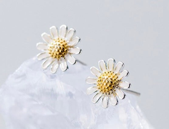 Daisy Flower Stud Earrings - SS052